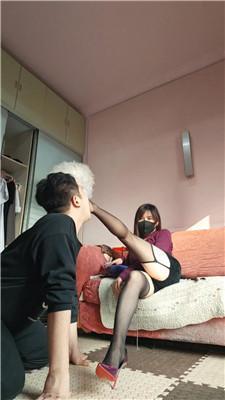 【伊晨】高跟黑丝女神-骑马虐乳鞭打/舔内裤喝圣水【双视角版】 bf49001