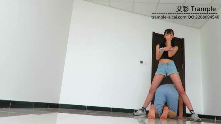 00后天使女主运动装羞辱贱狗钻跨踩踏！