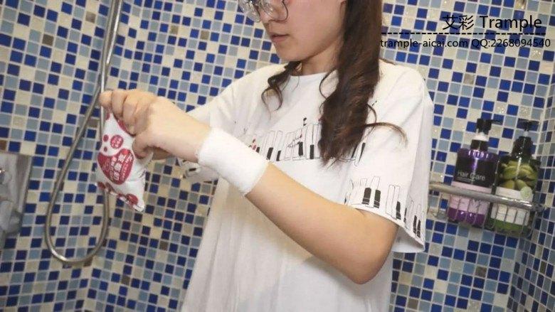 喝销售文员美女的牛奶洗脚水