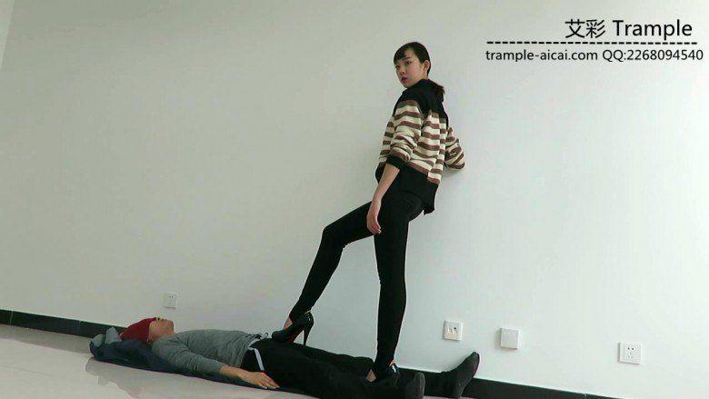00后天使女主高跟踩踏，高跟虐踩下体！