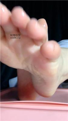 【乔乔在这里】润滑脚底怼脸羞辱    250208-15