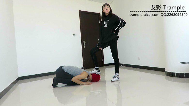 00后天使女主踢裆暴打贱狗逼迫其钻跨踩头羞辱！
