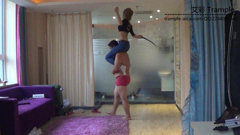 黑冰白袜牛仔裤骑马奴