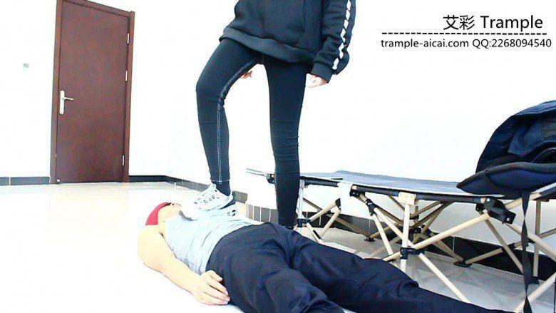 跪舔00后天使女主运动鞋底被运动鞋碾踩下体身体！