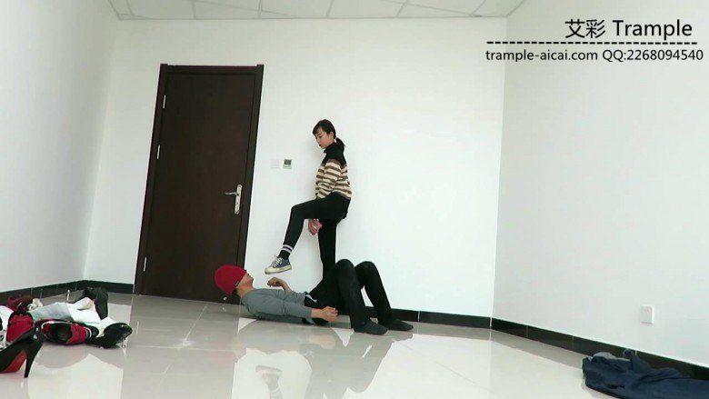 00后女主膝顶踢裆暴打小混混！