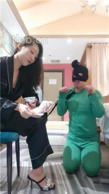 【冷御女王】胯下遛狗/脚喂食/踩踏/品尝臭脚