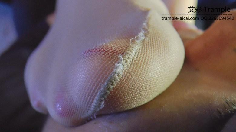 馨雨肉丝舔脚踹脸