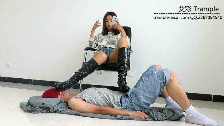 跪舔甜美媛媛女主黑皮靴，被女主踩脸踩下体！                     …