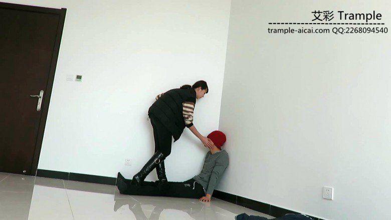 00后女主长筒靴耳光、骑乘、靴底踩脸、虐踩下体调教贱狗！