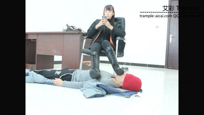 00后天使女主长靴的脚垫，舔靴跟踩下体！