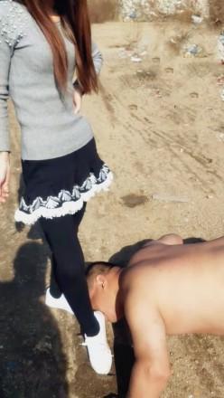 “超级羞辱”傲柔s户外脏鞋踩踏喂食脏食物 “超级羞辱”傲柔s户外脏鞋踩踏喂食脏食物