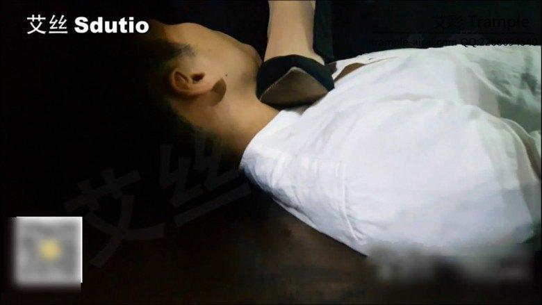 扶桑S酒吧一边秀足一边调教,语言非常有趣