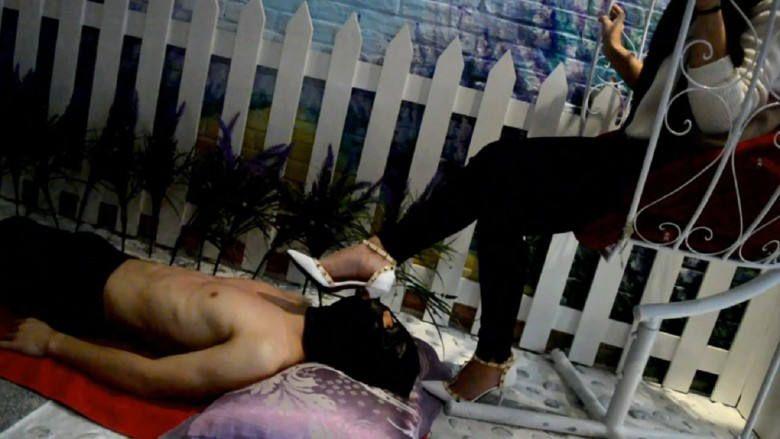 『奴隶岛』—婷婷高跟全体重踩踏小奴