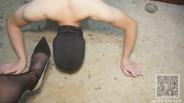 美诺女主黑丝高跟调教狗奴