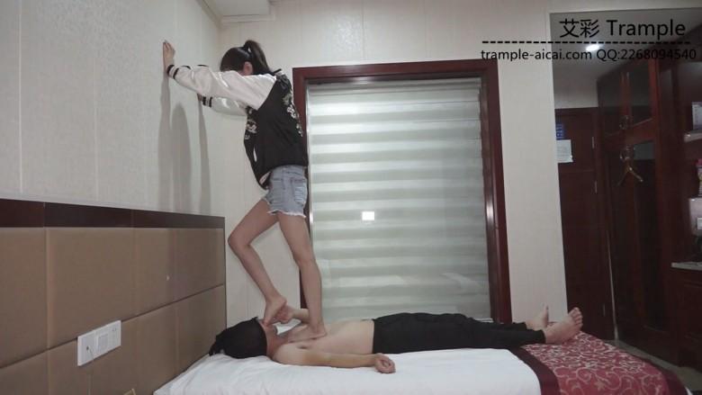 院校细巧娇小型美女的初次踩踏