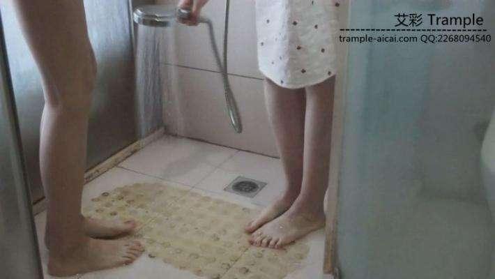 舔两位大一美女学生的原味帆布鞋