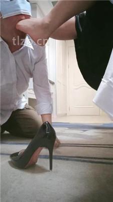 【嗯哼】高跟裸足恋足舔/胯下辱/骑狗背