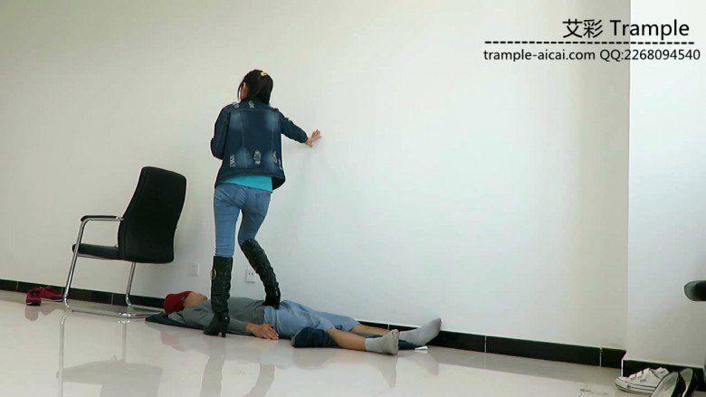 萌主棉袜+长靴虐踩贱狗下体及全身！