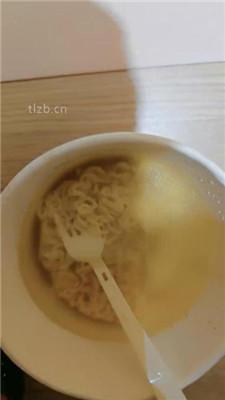 【稚惜】骑脖/藤条鞭打/舔裸足/吃圣水泡面