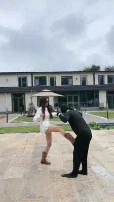 【调教视频】【沅芷大人】户外虐枷锁狗-踢裆/靴碾/踩头