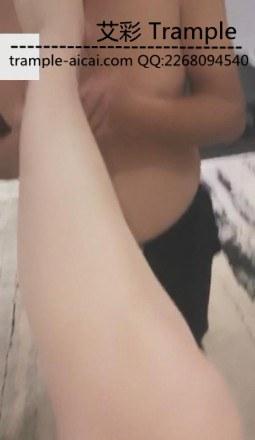 VIVI调教夫妻奴强迫圣水踹头