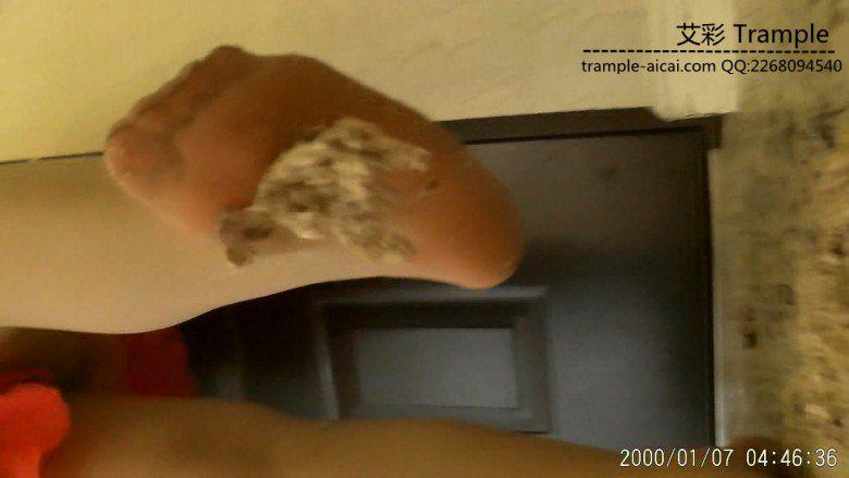 【晓公主】帆布鞋踩枕头丝脚碾碎蛋糕