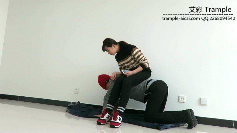 00后女主运动鞋跑踏人体软垫骑乘休息！