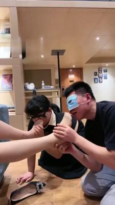 【调教视频】【甜心教主】剧情-情侣奴-现场抓包小三-跪舔耳光【双视角版】