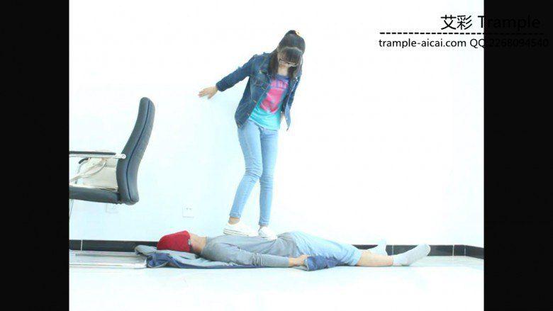 高中生小蛮女主白帆布鞋踩踏全身，下体！