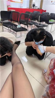 【尤物大大】会议室多素人S群调-骑马/舔脏鞋臭脚/转胯踩踏