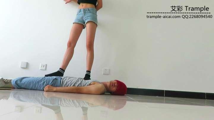 00后天使女主运动装坐身+棉袜踩全身！