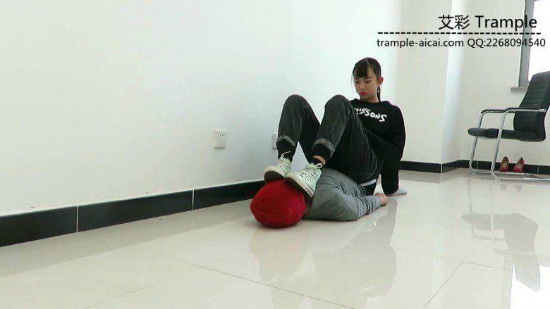 00后天使女主坐在人体家具上玩游戏，舔裸足！