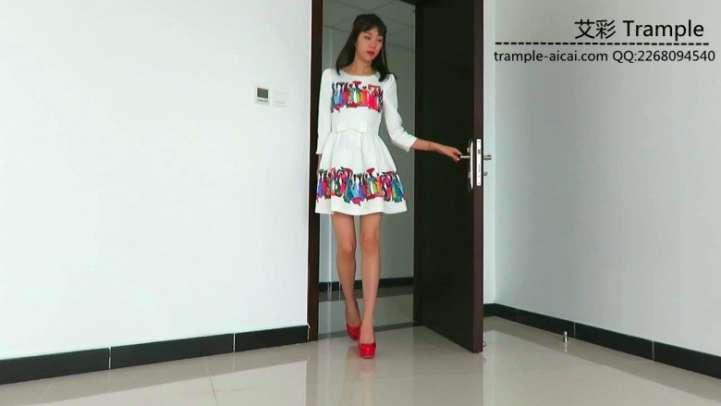 00后天使回家高跟诱惑贱狗跪舔！