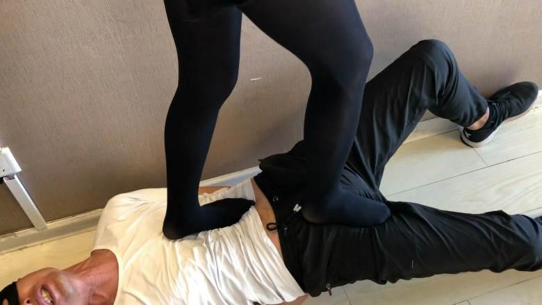 美女职员惩治猥琐领导