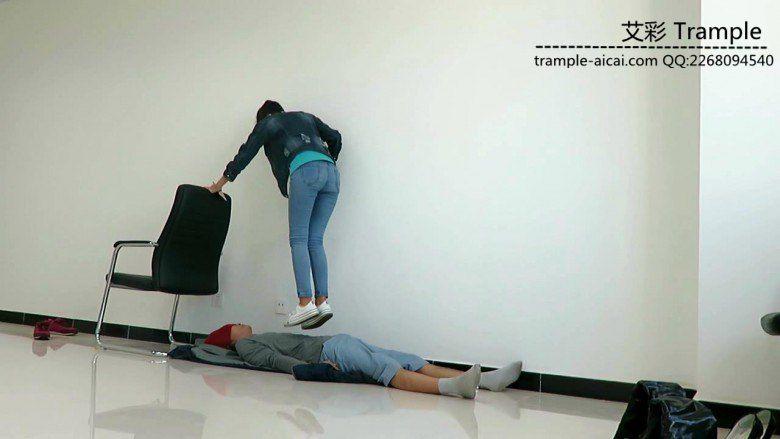 高中生小蛮女主白帆布鞋踩踏全身，下体！