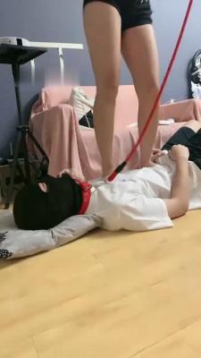 【调教视频】【金桔小主】长腿S空军一号白船袜踩狗子