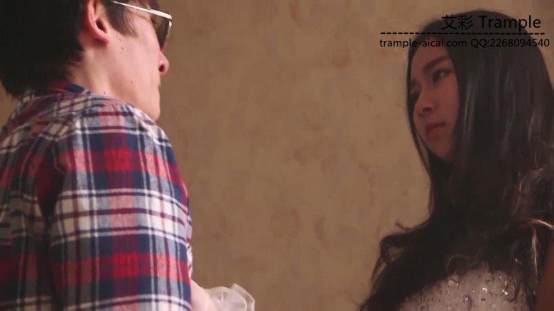 艾丝女王–穿着婚纱调教自己的老公小贱狗