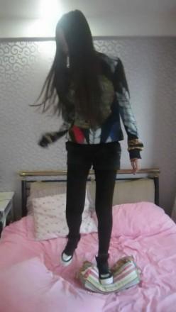 气质绝美长腿美女高帮休闲鞋踩枕头，换鞋大秀美腿