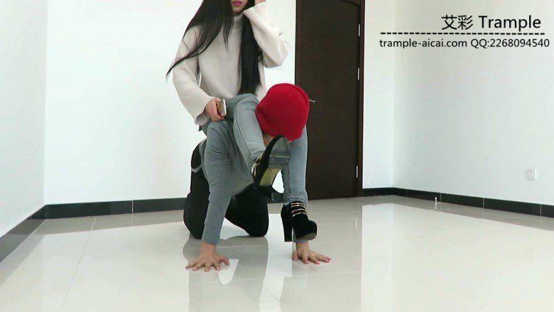 超漂亮天依女主高跟骑乘，胯下舔鞋，遛狗！