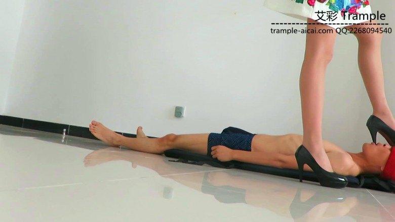 嘴叼00后天使女主高跟不许掉！