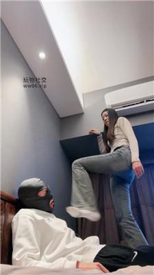 【猴歌】牛仔裤坐脸窒息/白袜脚踩虐 bf50018