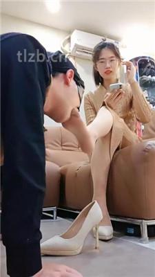 【嘉妮】揪耳朵/闻舔高跟肉丝美腿/伺候沐足【双视角版】