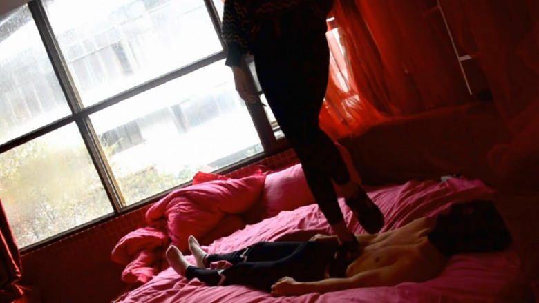 『奴隶岛』—萱萱运动鞋棉袜踩玩狗奴