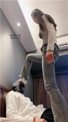 【猴歌】牛仔裤坐脸窒息/白袜脚踩虐 bf50018