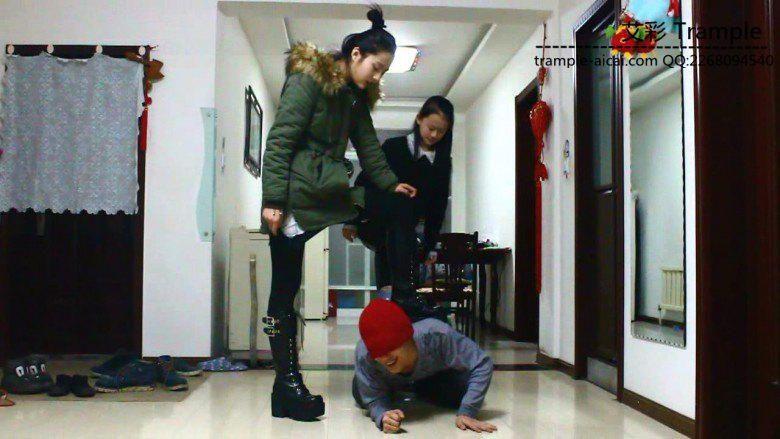 12侑主,媛媛女主出演!前后踢裆暴打抢劫犯! 12侑主,媛媛女主出演!前后踢裆暴打抢劫犯!