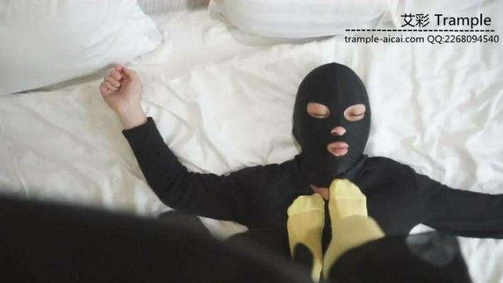 艺校美女原味小白鞋踩草莓