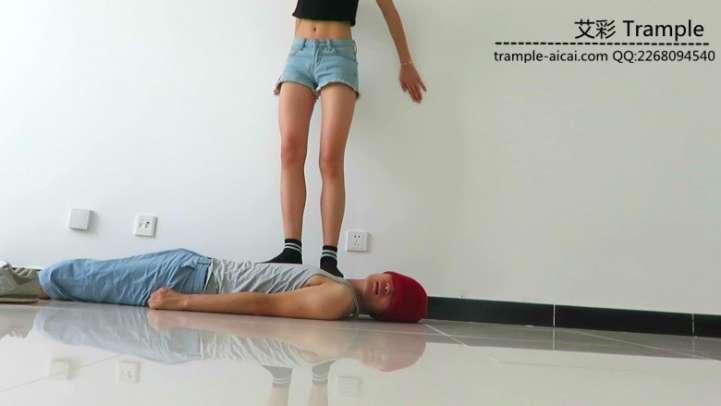 00后天使女主运动装坐身+棉袜踩全身！