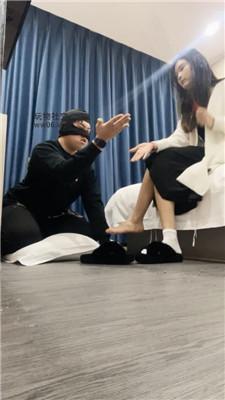 【沐沐大大】毛拖鞋配白袜玩虐家奴 JS250114-28