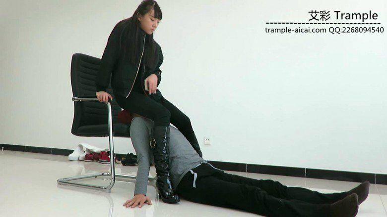 00后女主长靴坐脸窒息虐踩下体！