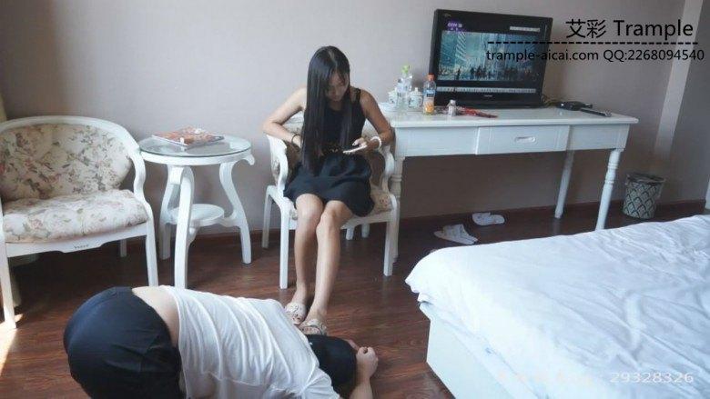 大二女生佳佳对狗奴的语言羞辱调教